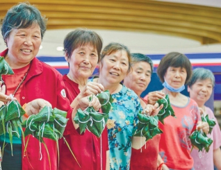 南通港閘居民比賽包粽子感受傳統文化