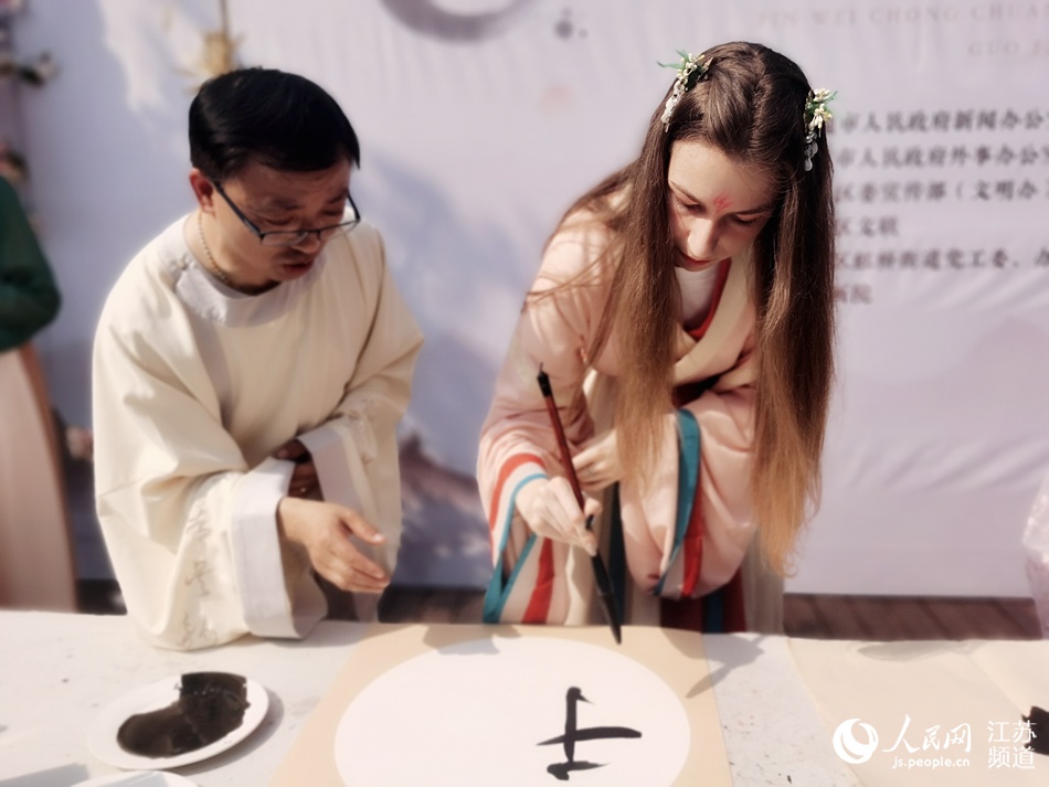 外國友人在書畫老師的指導下學習中國畫。人民網記者 王繼亮攝