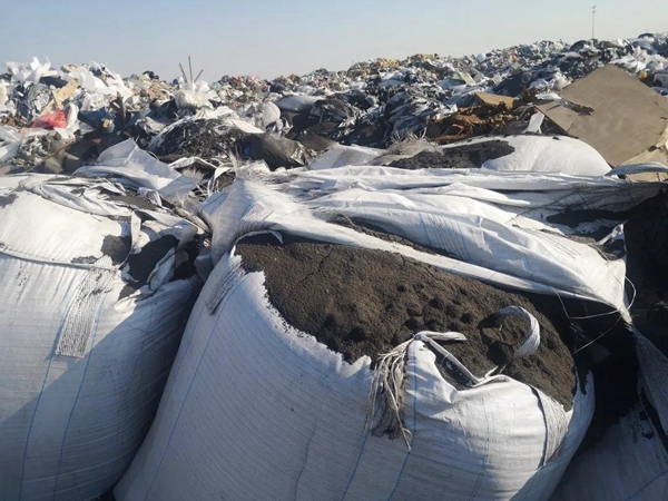 固体废弃物堆积如山。图片来源：江苏省生态环境厅