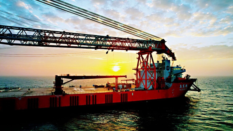 国内首艘“运输+起重”一体化深远海海上风电施工船在江苏海门交付