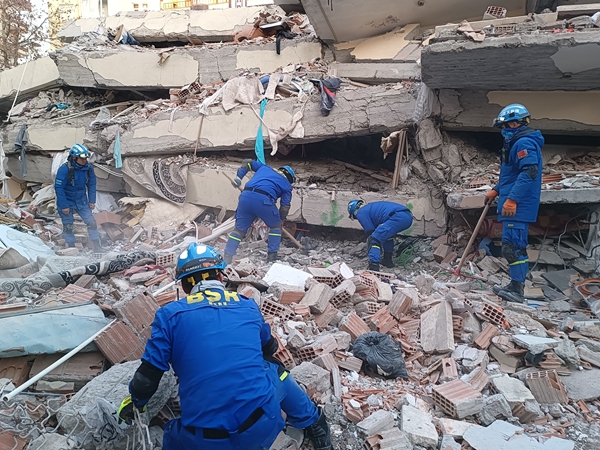 江苏南通5名蓝天救援队员驰援土耳其地震灾区