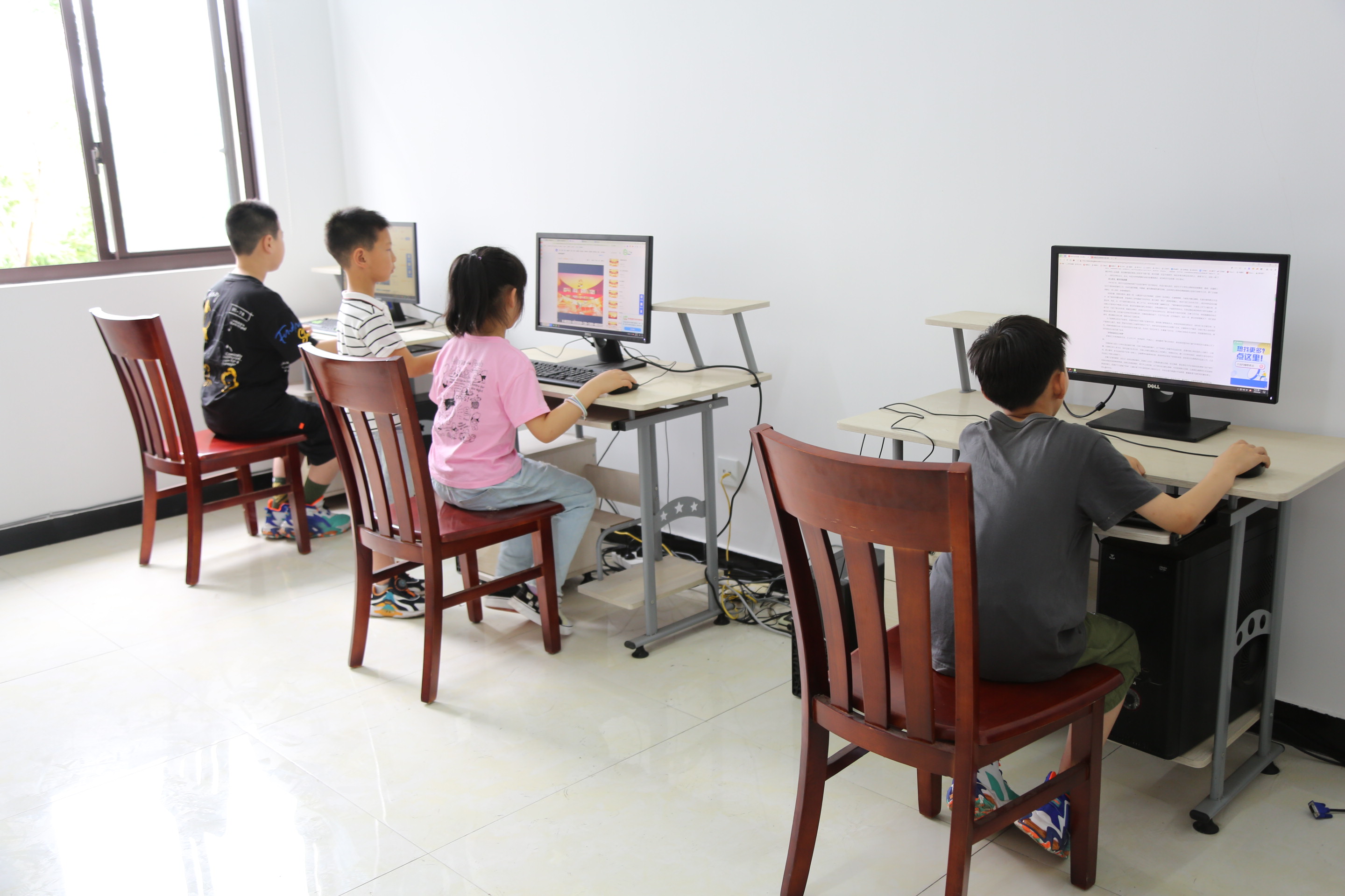 南通启东市汇龙镇圩南村学生在村里的活动室上网学习。陈宇摄