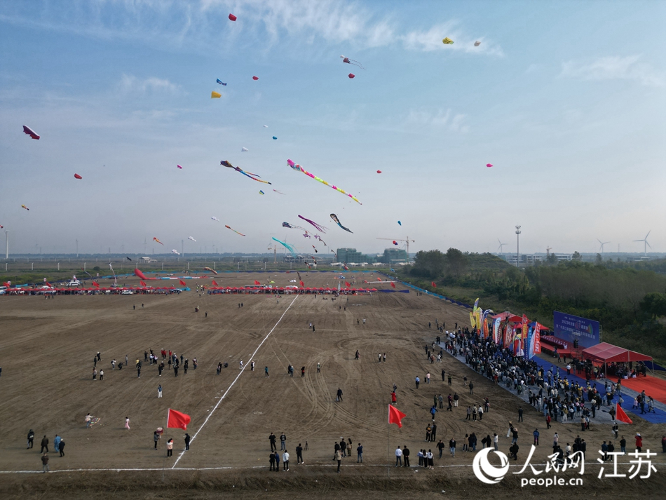 2023年全国风筝邀请赛在江苏如东小洋口开幕。人民网记者王继亮摄