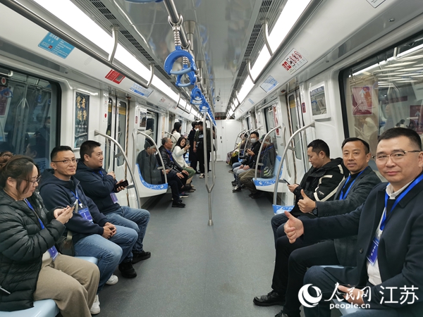 市民试乘地铁2号线。人民网记者 王继亮摄
