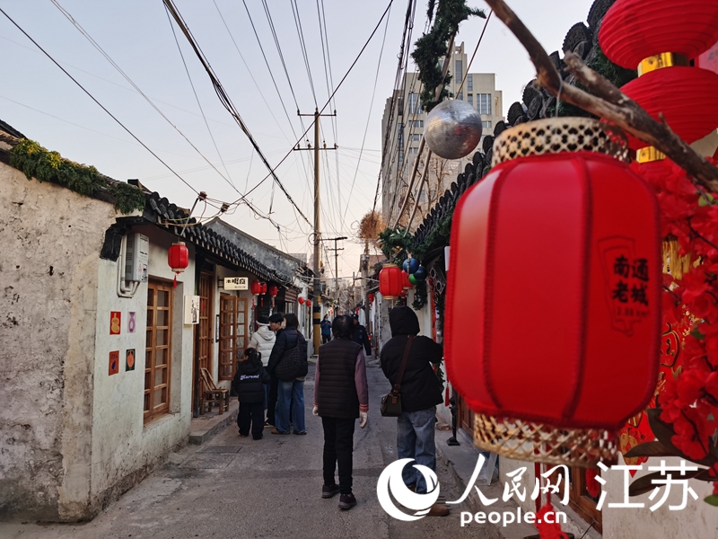 修繕一新的南通寺街年味十足。人民網記者 王繼亮攝