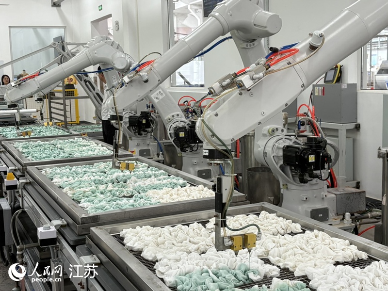 圖為扎染機器人正在注染。 人民網 劉益佳攝