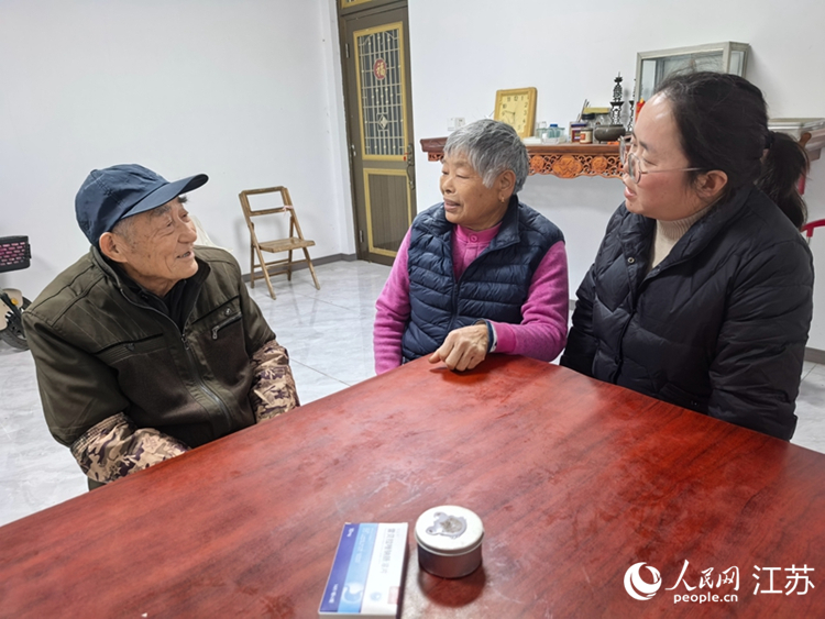 張玉芳（中）上門看望九旬老人熊志華。人民網記者 王繼亮攝