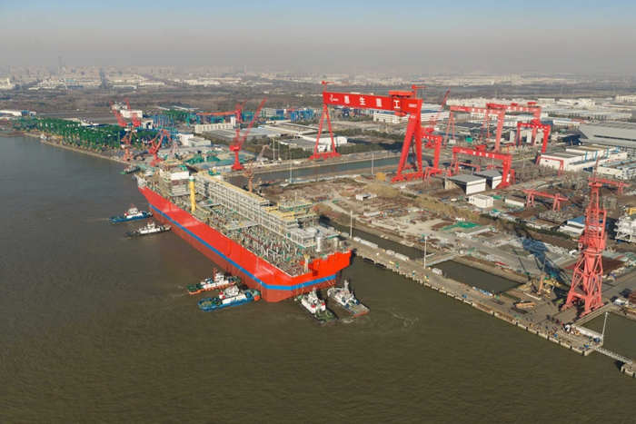 大型浮式天然气液化装置“F450 FLNG”轮在南通顺利出坞。南通海事局供图
