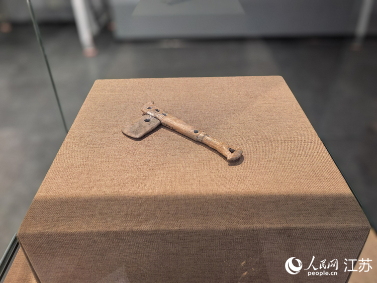 有柄穿孔红陶斧。人民网记者 王继亮摄