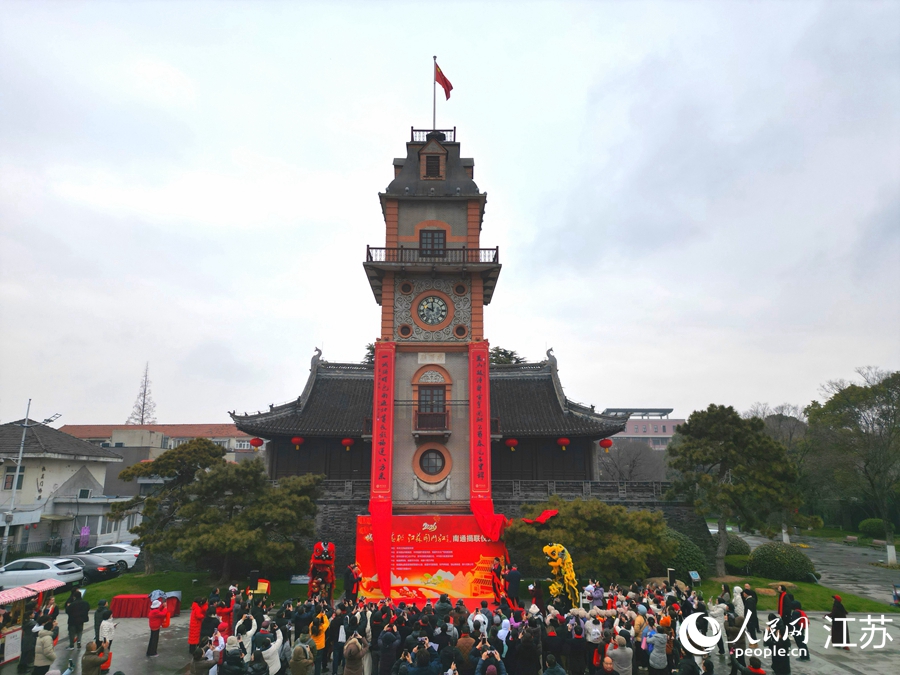 南通百年钟楼挂上巨幅春联。人民网记者 王继亮摄