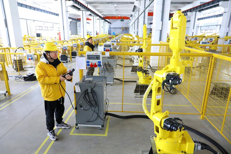 技术人员调试机器人。海安市委宣传部供图