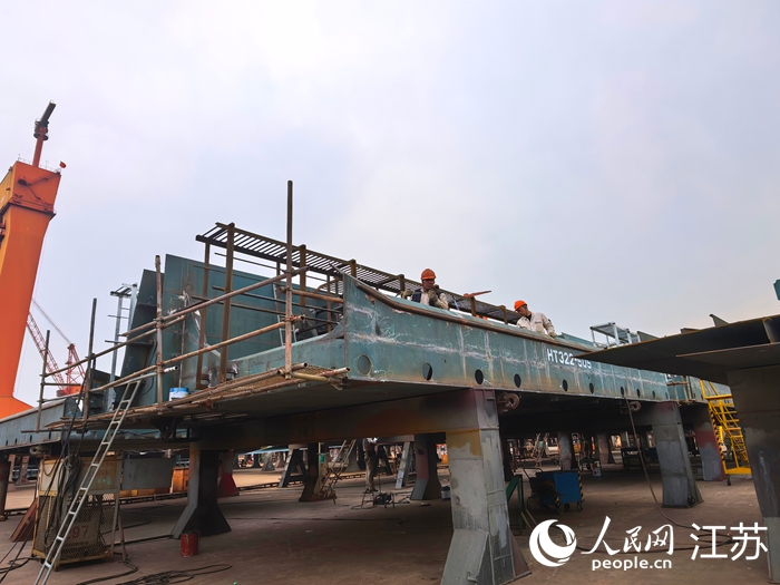 海通海洋的工人正在焊接作业。人民网记者 王继亮摄