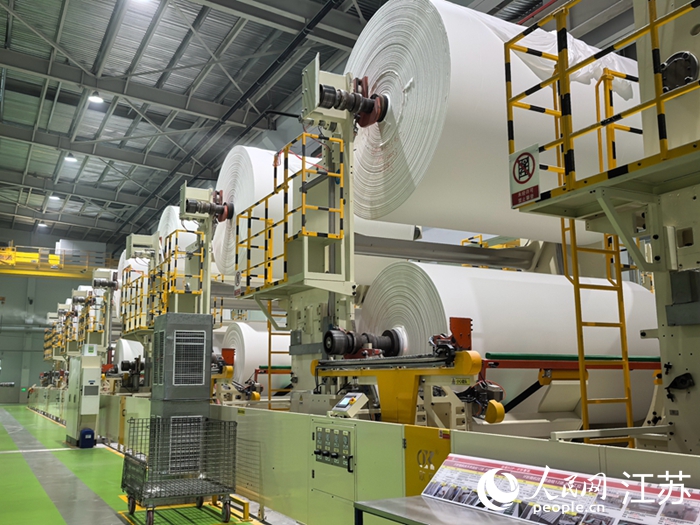 金红叶纸业（南通）有限公司智能化车间。人民网记者 王继亮摄