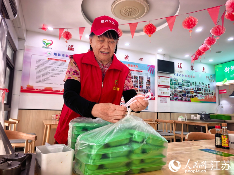志愿者在绿缘素公益餐厅打包爱心午餐。 人民网记者 张玉峰摄