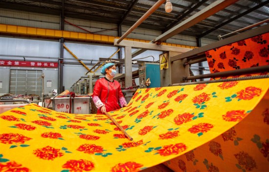 南通海安纺织化纤企业正开足马力赶订单